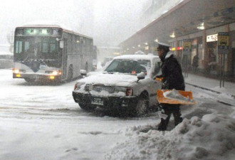 日本北部暴雪致56人丧生 积雪深4米