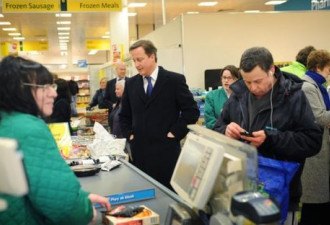 英首相下班后超市买菜：排队玩手机