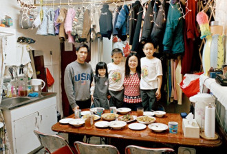 纽约华裔的蜗居生活 30平米住一家人