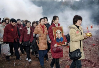 实拍国人崇拜毛泽东的文化 烧香跪拜