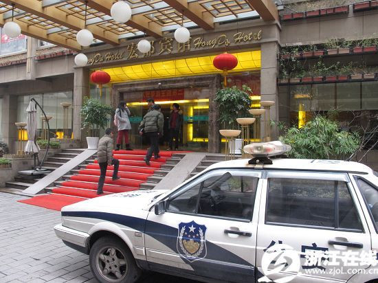 90后青年男女开房一死一伤 男子的颈部被割开20公分(图)