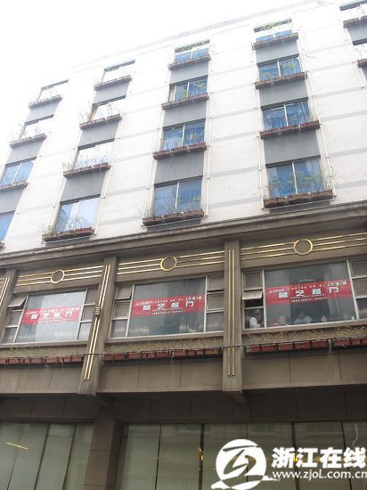 90后青年男女开房一死一伤 男子的颈部被割开20公分(图)