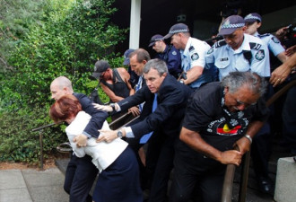 澳女总理遭土著人围攻 慌乱中跑丢鞋