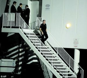 警察在惠特尼过世后赶到酒店