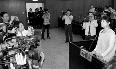 2009年4月16日上午，吴英集资诈骗案一审开庭现场（资料图片）。图/CFP
