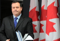 移民部长康尼：保护加拿大的移民系统