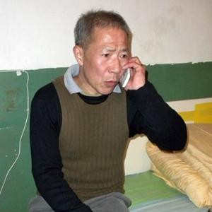 武汉民主人权活动人士秦永敏在家中