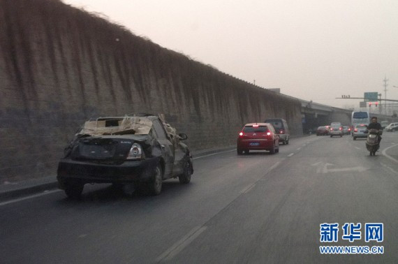 太夸张！北京高速惊现纸糊的破烂报废车 纸壳与胶带齐飞(图)