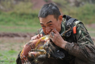 实拍武警新兵魔鬼周训练 吃生鸡充饥