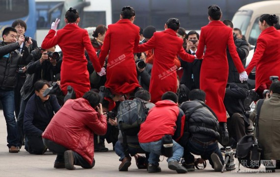 视觉两会：女记者好激动 扯着李肇星的衣领提问(高清组图)