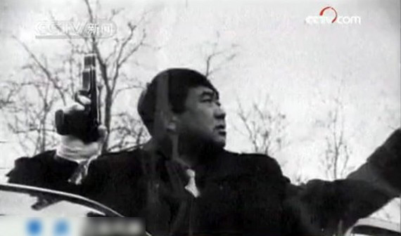 王立军旧照曝光：当年他持枪现场指挥 姿势英武(高清组图)