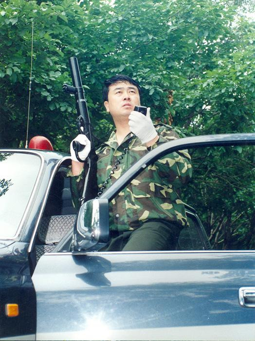 王立军旧照曝光：当年他持枪现场指挥 姿势英武(高清组图)