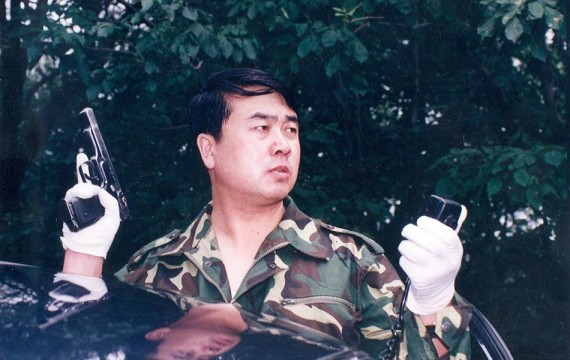 王立军旧照曝光：当年他持枪现场指挥 姿势英武(高清组图)