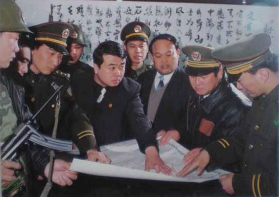 王立军旧照曝光：当年他持枪现场指挥 姿势英武(高清组图)