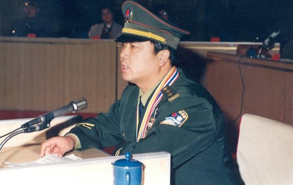 王立军旧照曝光：当年他持枪现场指挥 姿势英武(高清组图)