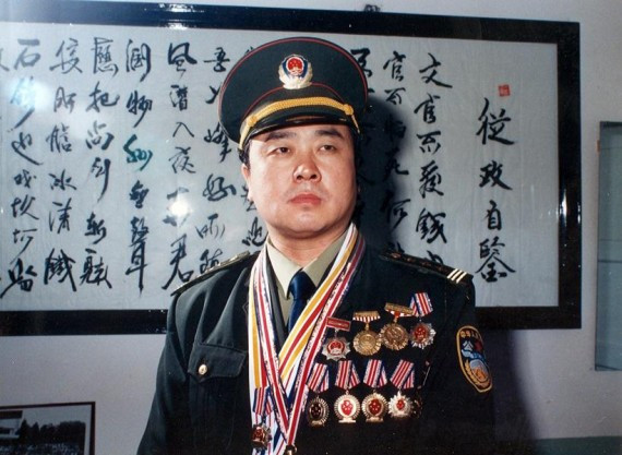 王立军旧照曝光：当年他持枪现场指挥 姿势英武(高清组图)