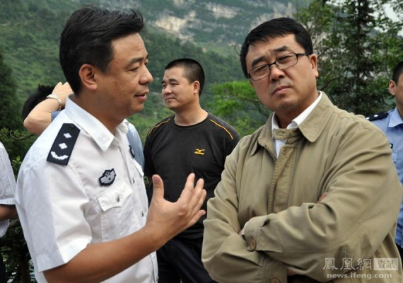 王立军旧照曝光：当年他持枪现场指挥 姿势英武(高清组图)