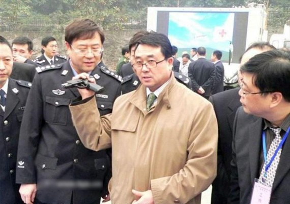 王立军旧照曝光：当年他持枪现场指挥 姿势英武(高清组图)