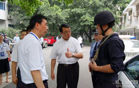 王立军旧照曝光：当年他持枪现场指挥 姿势英武(高清组图)