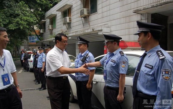 王立军旧照曝光：当年他持枪现场指挥 姿势英武(高清组图)