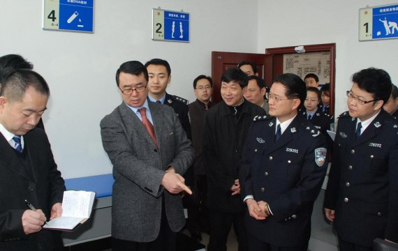 王立军旧照曝光：当年他持枪现场指挥 姿势英武(高清组图)