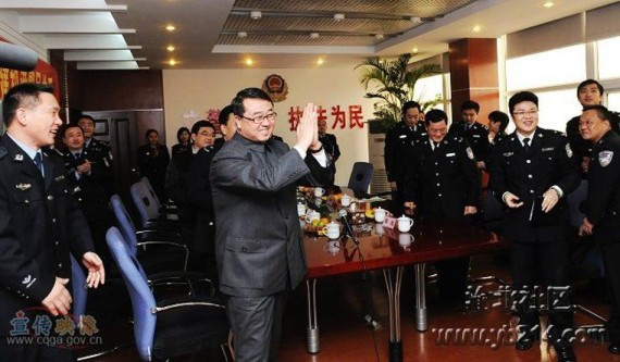 王立军旧照曝光：当年他持枪现场指挥 姿势英武(高清组图)