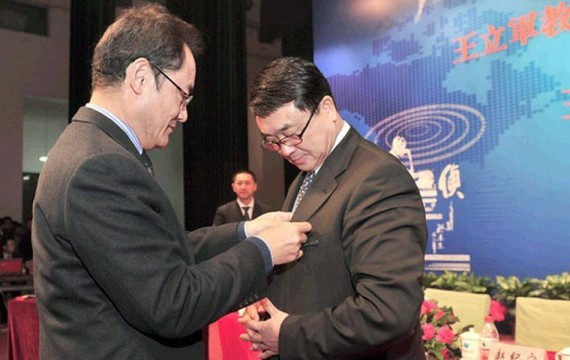 王立军旧照曝光：当年他持枪现场指挥 姿势英武(高清组图)