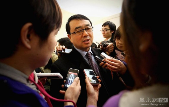 王立军旧照曝光：当年他持枪现场指挥 姿势英武(高清组图)