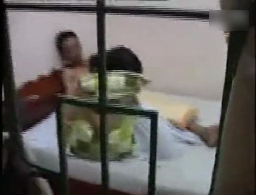 现场生猛 网曝越南警察扫黄画面 小姐裸体受审(组图)