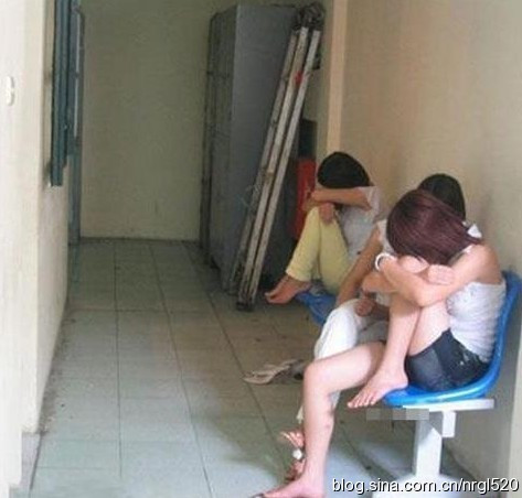 现场生猛 网曝越南警察扫黄画面 小姐裸体受审(组图)