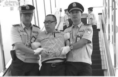厦门特大走私案首要犯罪嫌疑人赖昌星被遣返回国,中加双方于首都机场完成交接。 (视频截图)