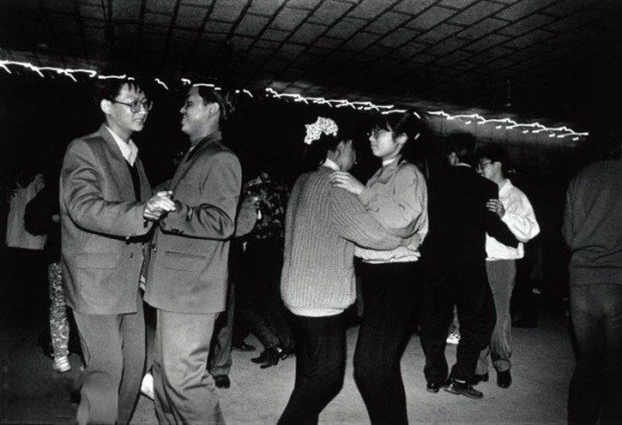 老照片：1990年代大学生活:宿舍打麻将 同性跳交谊舞(多图)