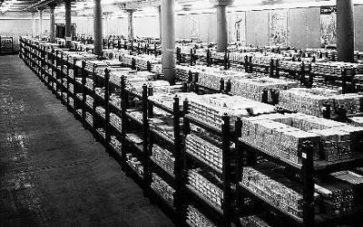 据《每日邮报》3日报道，在英格兰银行位于伦敦的地下金库中，4600吨、目前市值1560亿英镑(约15522亿元人民币)的金条正躺在这 儿。