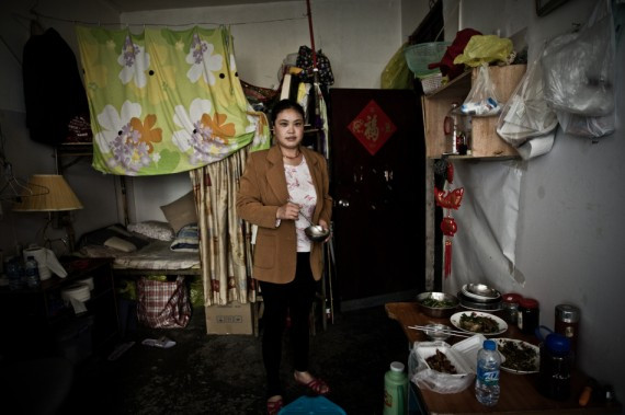 心酸拍摄:深圳“保姆村”真实生活 吃苦受累都为了孩子