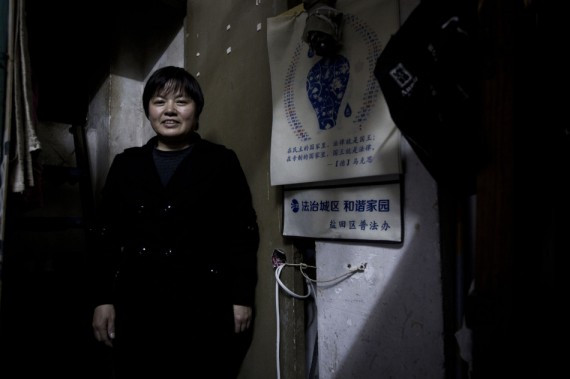 心酸拍摄:深圳“保姆村”真实生活 吃苦受累都为了孩子