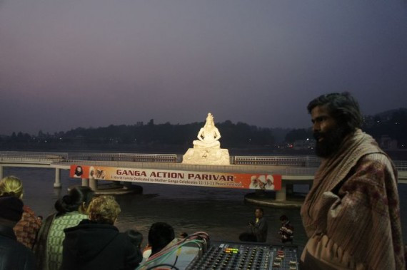 印度灵修之行：实拍圣河恒河边的集体祭祀活动(高清组图)