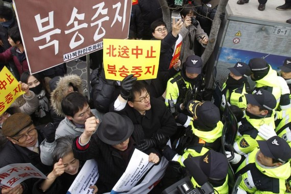 韩国民众抗议中国政府遣返朝鲜“脱北者”（高清图）
