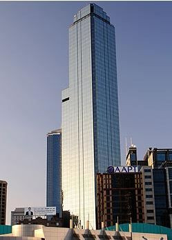 事发大厦，55层高达244米