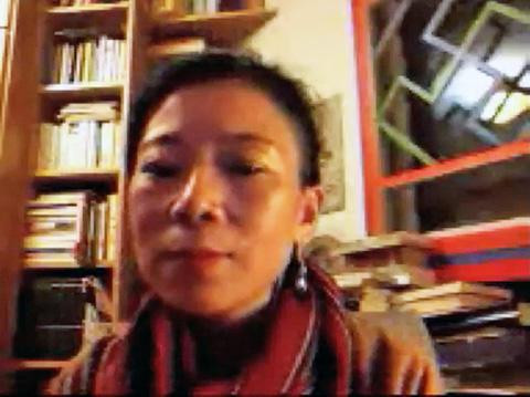 唯色通过Skype接受美国之音藏语组专访的视频截图