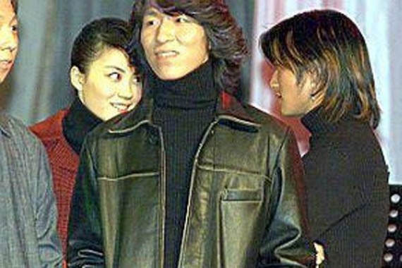 谢霆锋、王菲缠绵照突曝光 家中激吻遭偷拍(组图)
