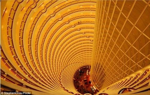 摄影师拍摄著名摩天高楼内庭照片 看得人头晕目眩(组图)