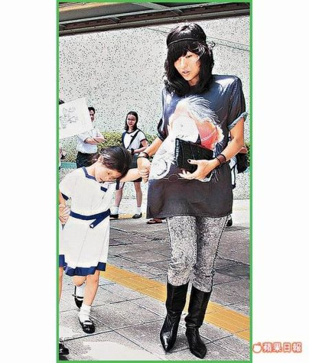 陈奕迅每月负担50万家用 声带长茧死撑不开刀(组图)