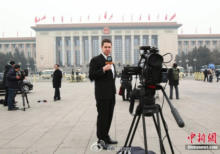 中国两会的另一面:忙碌在“两会”现场的老外们(组图)