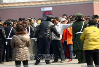 实拍重兵保两会：到处都是联防红袖套