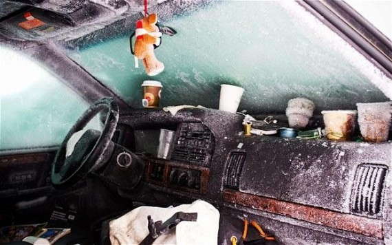 男子在被雪掩埋在汽车中 竟能存活两个月 车内景曝光(组图)