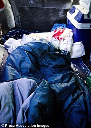 男子在被雪掩埋在汽车中 竟能存活两个月 车内景曝光(组图)
