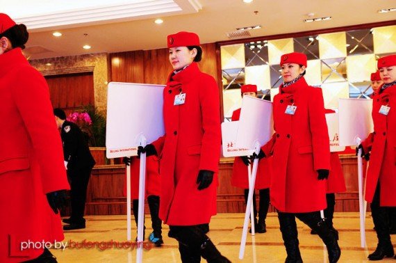 实拍中国两会代表们出行 网友热议:场面好气派(高清组图)