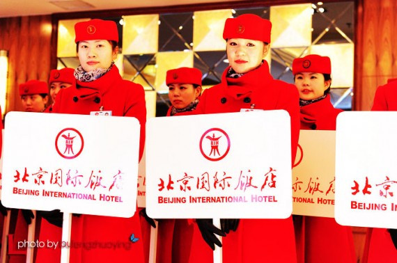 实拍中国两会代表们出行 网友热议:场面好气派(高清组图)