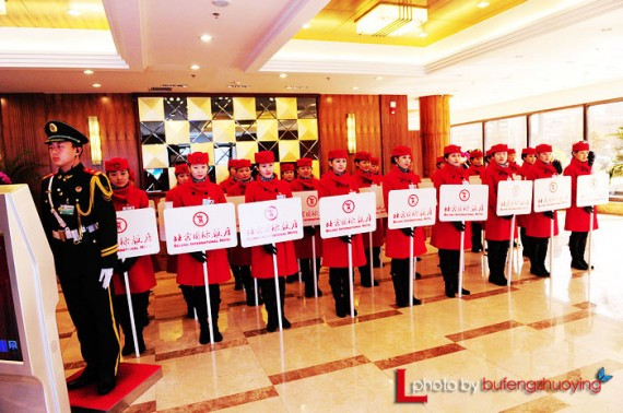 实拍中国两会代表们出行 网友热议:场面好气派(高清组图)