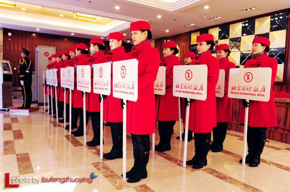 实拍中国两会代表们出行 网友热议:场面好气派(高清组图)